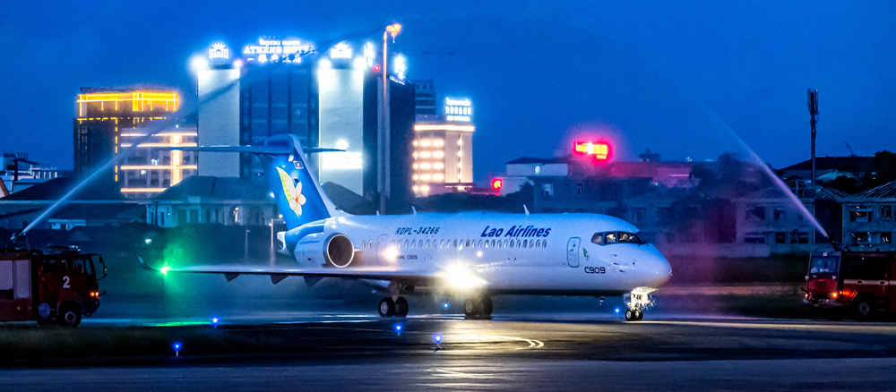 老撾航空第二架C909交付_副本.jpg