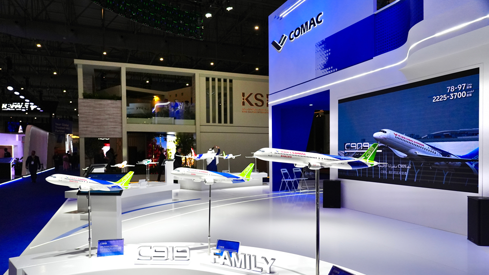中國商飛公司參加迪拜航展C919和C909首次亮相中東_副本.jpg